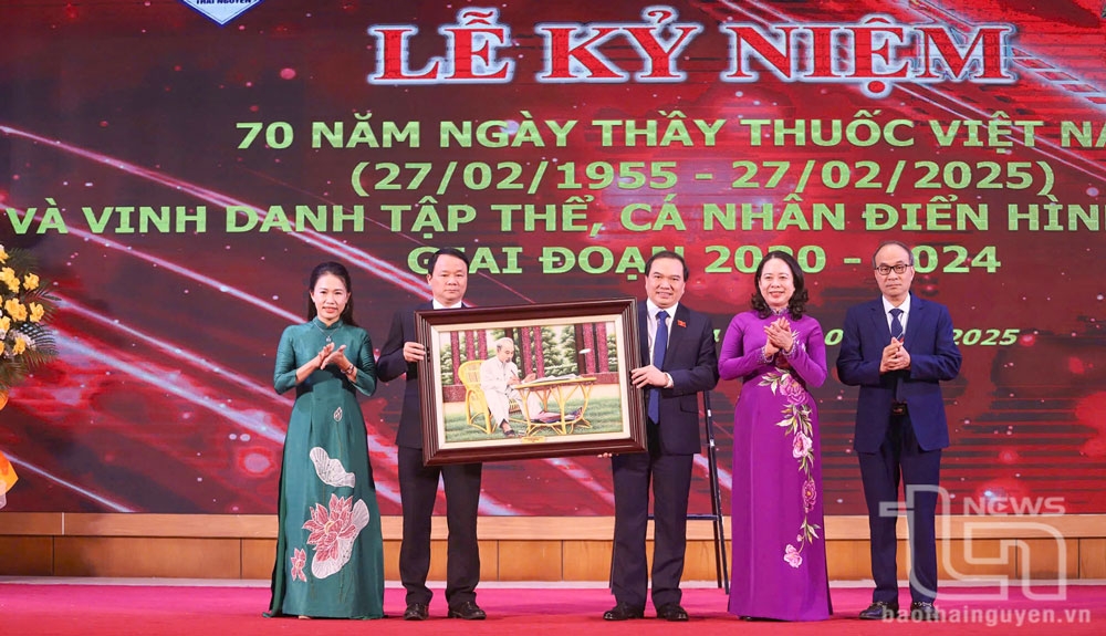 Phó Chủ tịch nước Võ Thị Ánh Xuân trao bức tranh Bác Hồ ngồi làm việc tặng Bệnh viện Trung ương Thái Nguyên tại Lễ kỷ niệm 70 năm Ngày Thầy thuốc Việt Nam; vinh danh các tập thể, cá nhân điển hình tiên tiến giai đoạn 2020-2024 (ngày 24/2/2025).