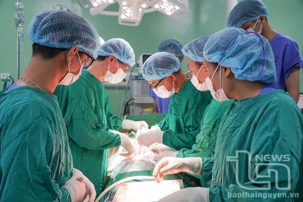 Các bác sĩ Bệnh viện Trung ương Thái Nguyên thực hiện ghép thận bằng phương pháp phẫu thuật lấy thận nội soi từ người cho sống.